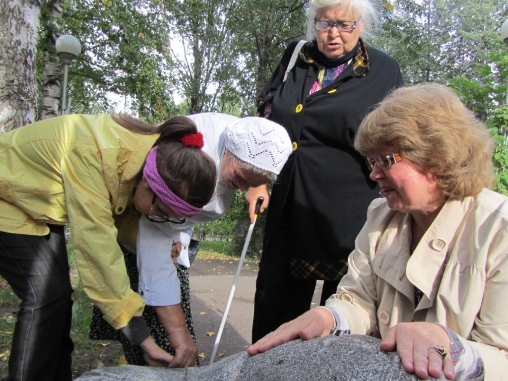 Галина Валерьевна раасказывает историю создания скульптуры.jpg