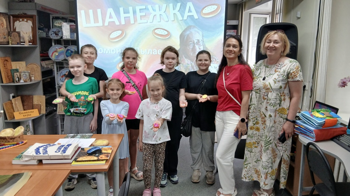 дети с шаньгами из пластилина.jpg