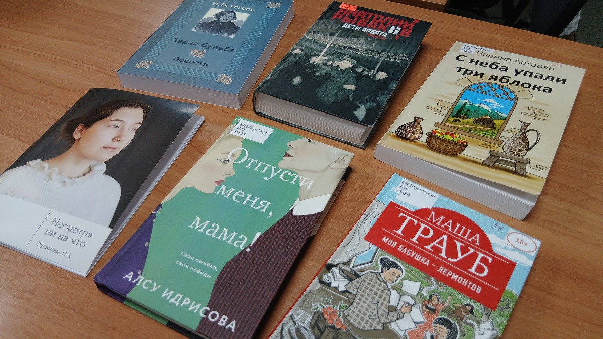книжная выставка (1).jpg