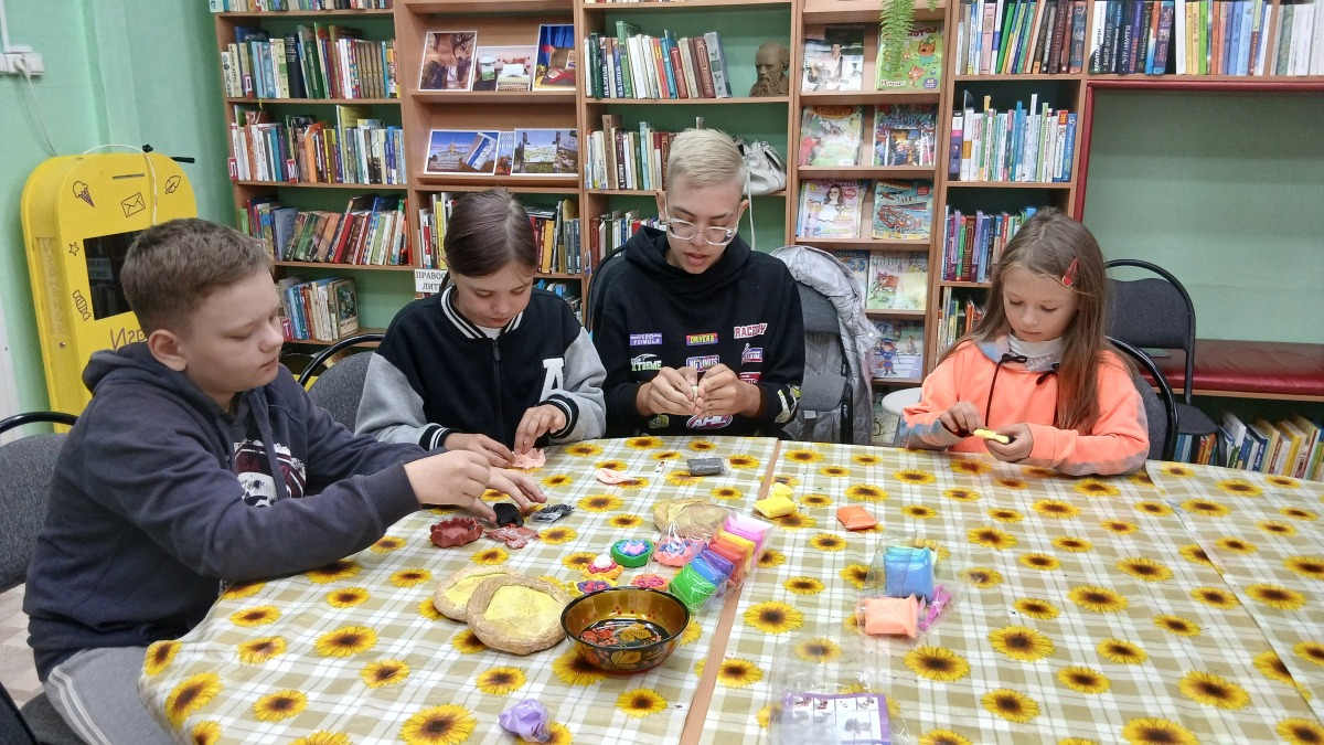 дети создают шаньги из пластилина.jpg дети создают шаньги из пластилина.jpg
