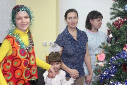 Дружный хоровод с добровольцами.jpg