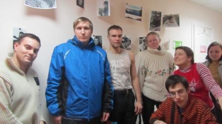 Участники мероприятия на фоне фотовыставки.jpg