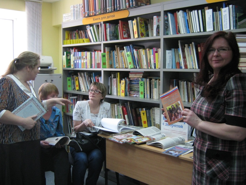 У книжной выставки.jpg